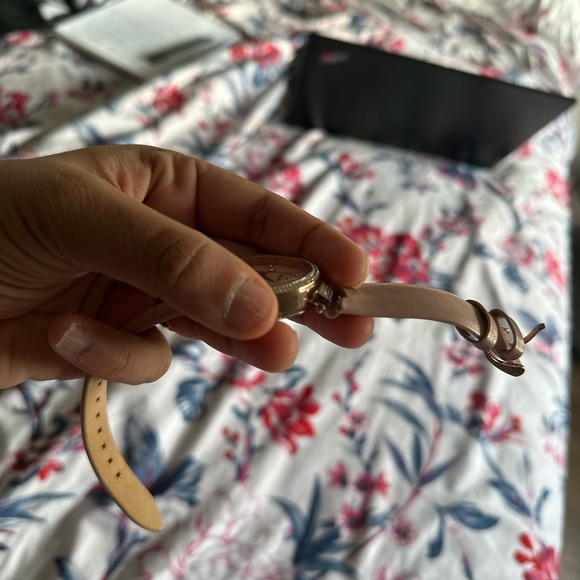 Michael kor’s pink leather strap watch - Picture 4 of 6